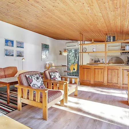 Casa vacanze Two-bedroom Holiday In Nexo 4 *