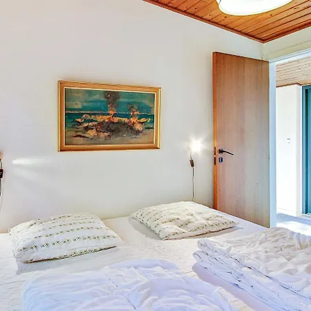 Two-bedroom Holiday In Nexo 4 * Snogebæk